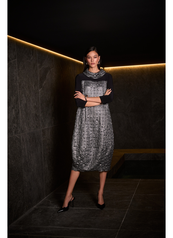 Joseph Ribkoff 254057 sukienka czarno-grafitowa z półgolfem