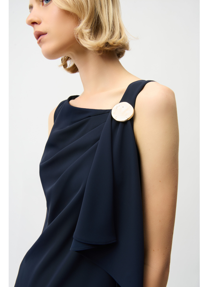 Joseph Ribkoff 261134 Granatowa sukienka z finezyjnym podpięciem zdobiona złotym guzikiem.