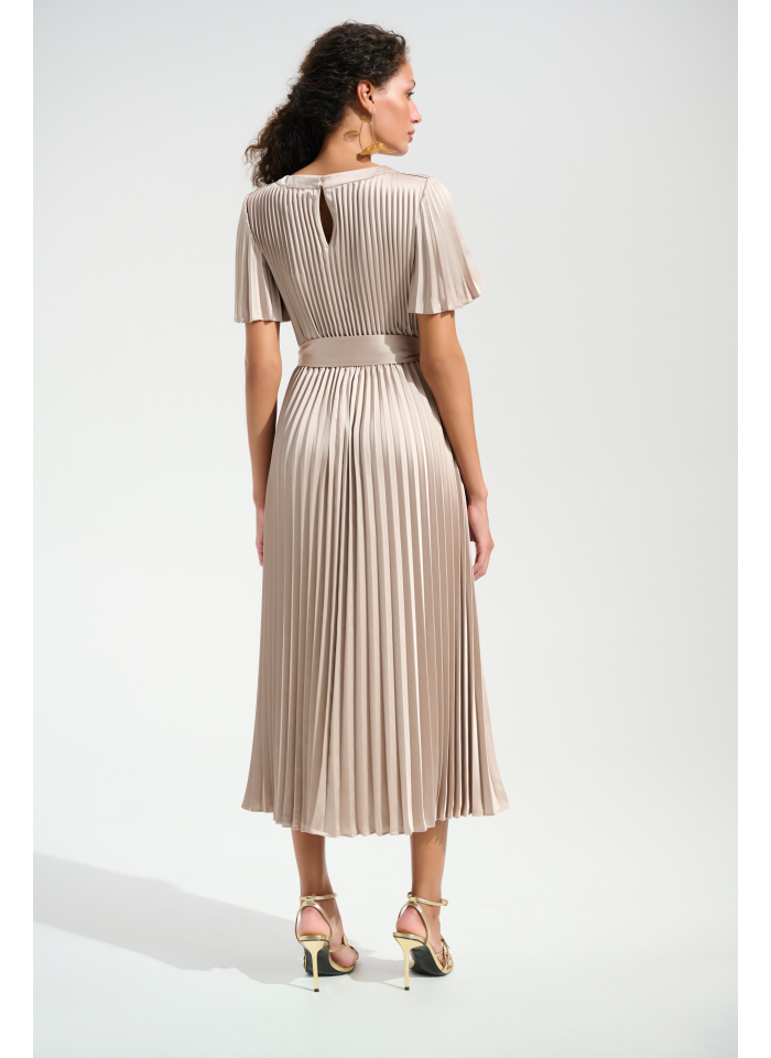 Joseph Ribkoff 261752 Połyskująca sukienka w plisy w kolorze beżowym