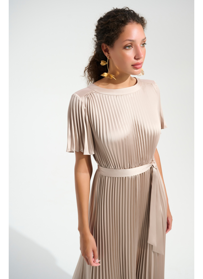 Joseph Ribkoff 261752 Połyskująca sukienka w plisy w kolorze beżowym
