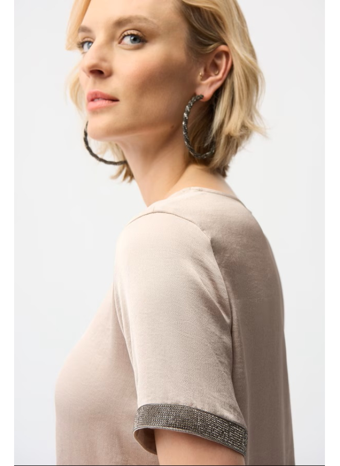 Joseph Ribkoff 261116 Satynowa bluzka z ozdobnym wykończeniem na rękawku